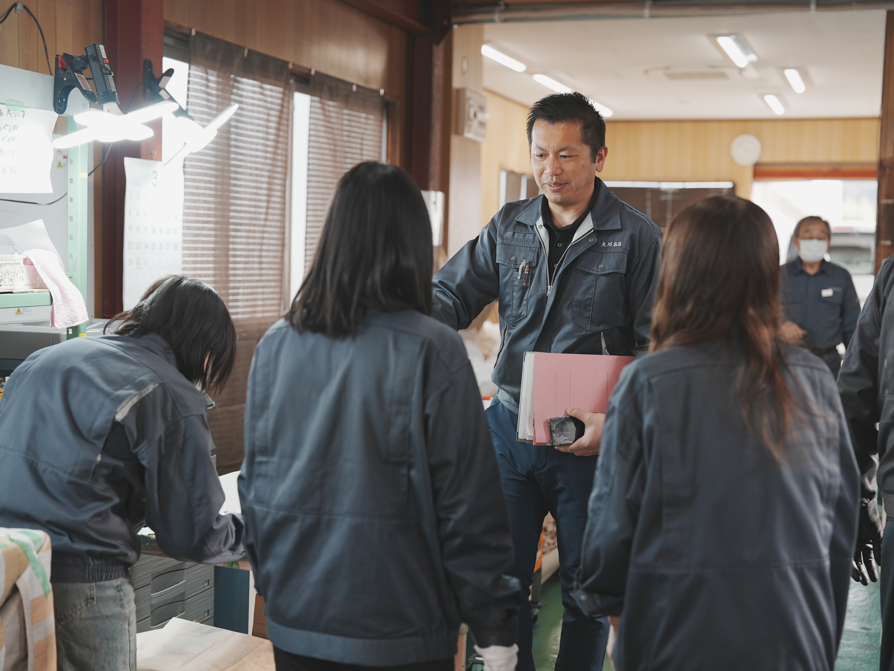 作業者同士で情報を共有する社内活動の様子